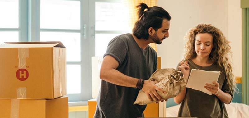 Imballare un regalo e inviarlo in Germania