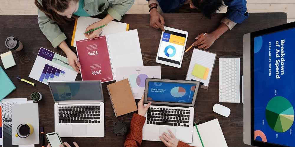 In pandemia le piccole imprese puntano su siti, Facebook e WhatsApp (ma non sui podcast): il report di GoDaddy