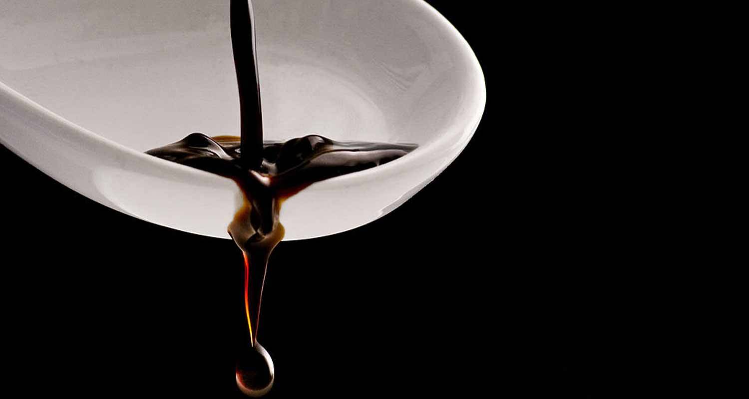 Pulire le padelle e le pentole in ceramica con aceto