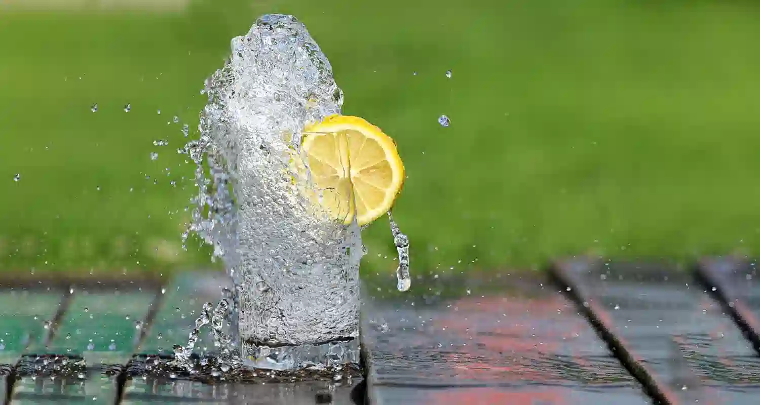 Bere tanta acqua Pro e contro elemento mattone della vita