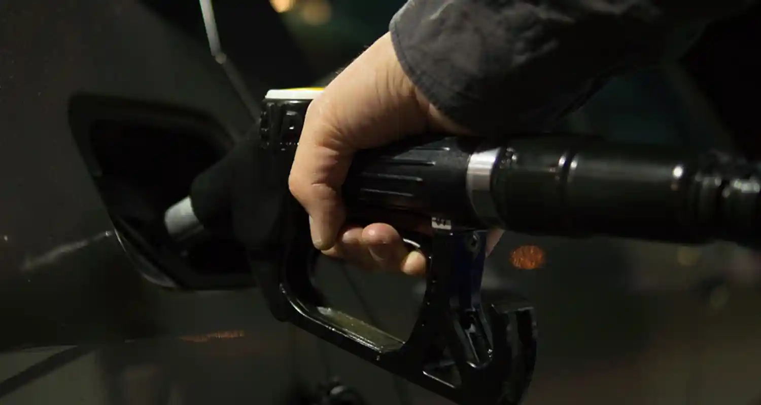 Perchè il diesel costa meno della benzina ma in questo periodo no