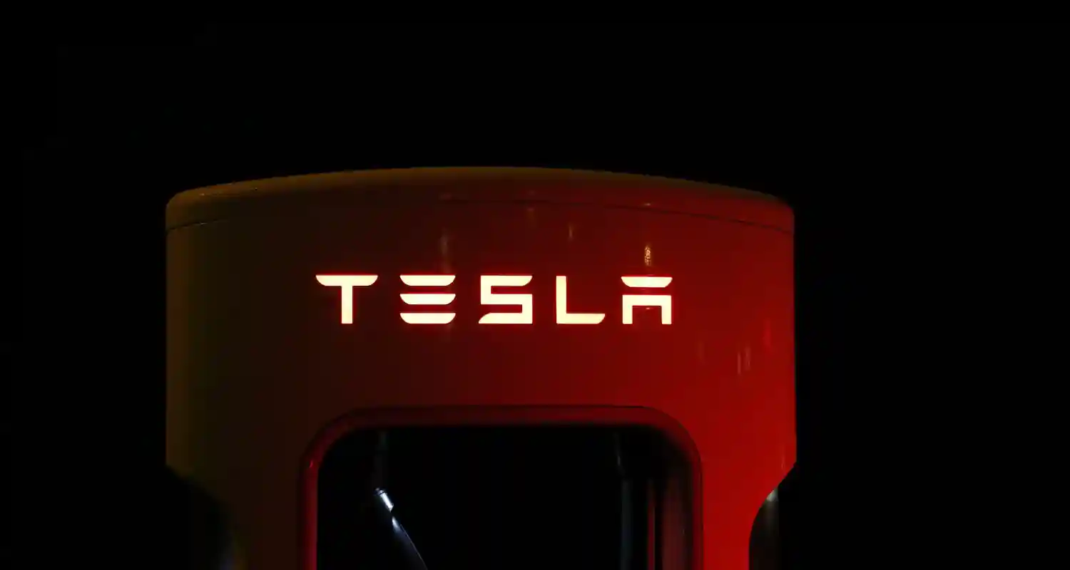 La storia di Tesla da avvento di Elon Musk ai progetti futuri