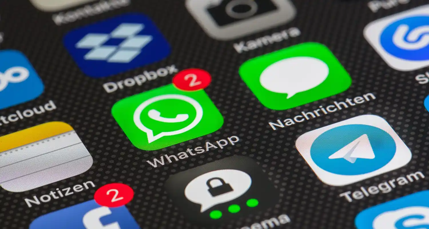 Se lui guarda sempre lo stato WhatsApp