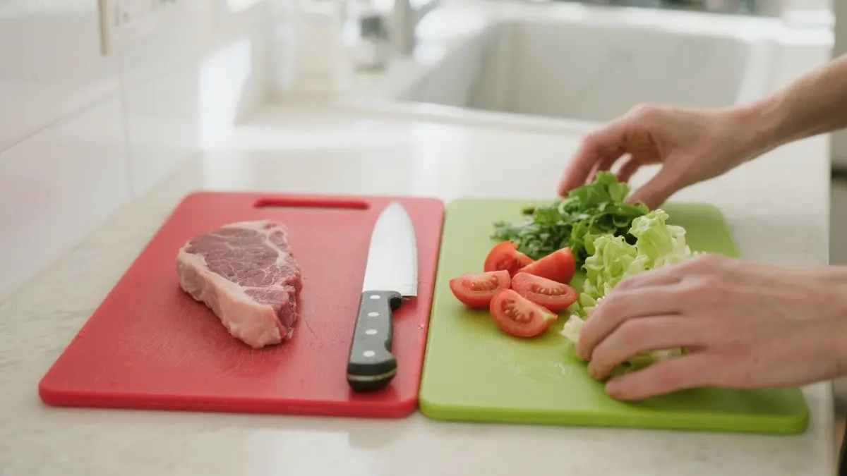 Due taglieri di colori diversi in una cucina